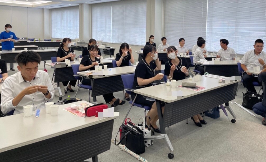 新入社員研修での調理体験と試食の様子