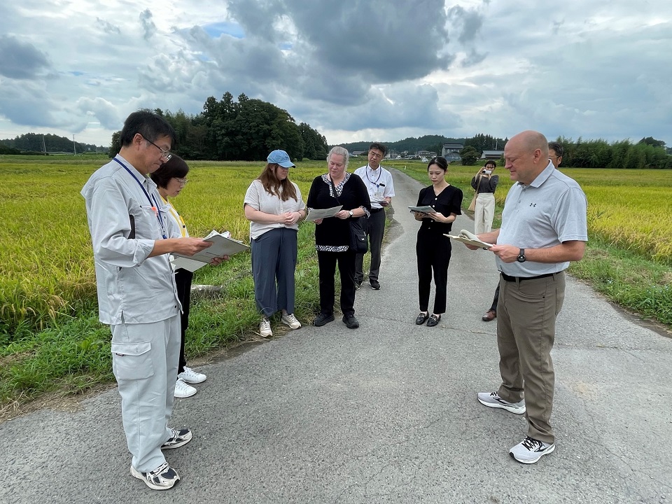 東北農政局管内での水稲の実測調査に関する情報交換の様子