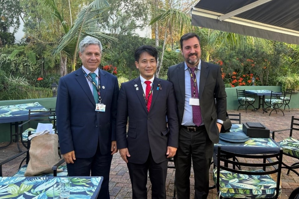 パウロ・テイシェイラ・ブラジル農業開発・家族農業大臣（左）及びルイス・ルア・ブラジル農業・畜産省貿易・国際関係局長（右）との会談