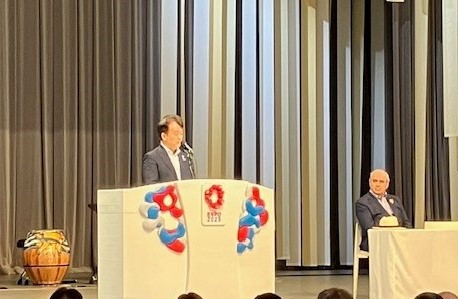 公式式典スピーチの様子