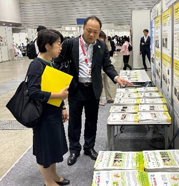 パネル展示山本政務官