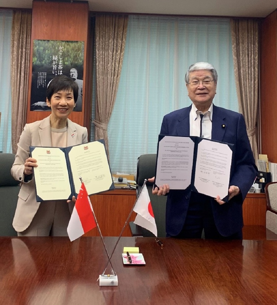 野村農林水産大臣とシンガポール共和国持続可能性・環境省フー大臣との署名式