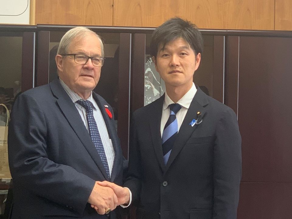 握手を交わす鈴木副大臣とマッコーリー大臣