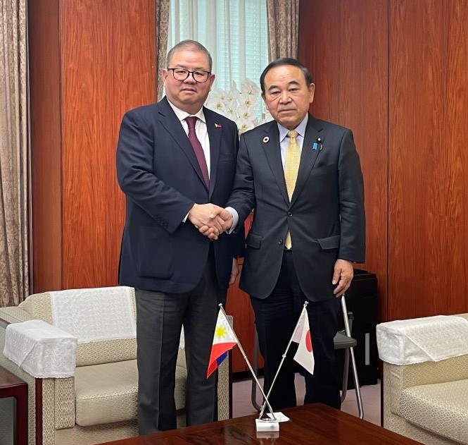 フィリピン農業大臣との会談（握手）