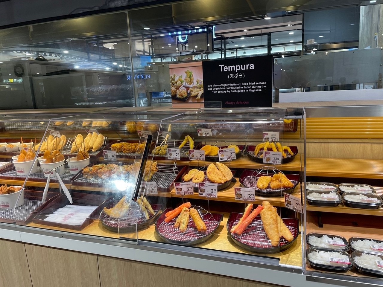 現地日系小売店の様子（惣菜（天ぷら））