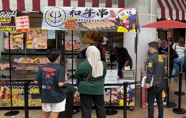 現地日系小売店の様子（和牛串）