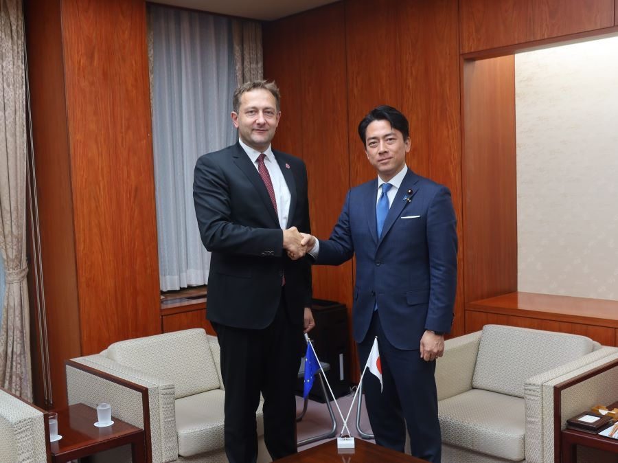 クリストフ・ハンセン欧州委員との記念写真