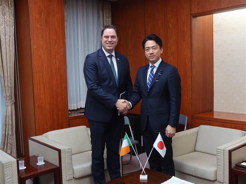 マーティン・ヘイドン・アイルランド農業・食糧・海洋大臣と記念写真