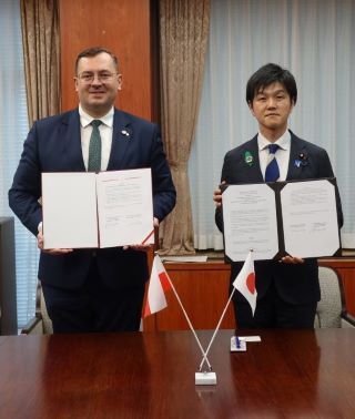 ポーランド農業・農村開発大臣と鈴木大臣によるMoC署名式の様子