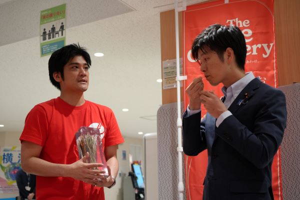 試食する鈴木農林水産大臣