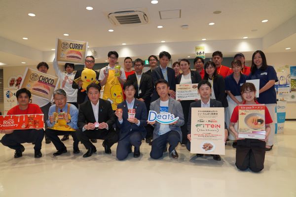 出展企業と鈴木農林水産大臣、尾崎内閣官房副長官との記念撮影