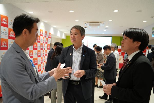 出展企業と意見交換する山下農林水産副大臣と広瀬政務官