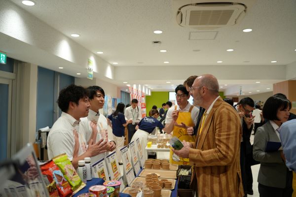 試食する大使館職員ら