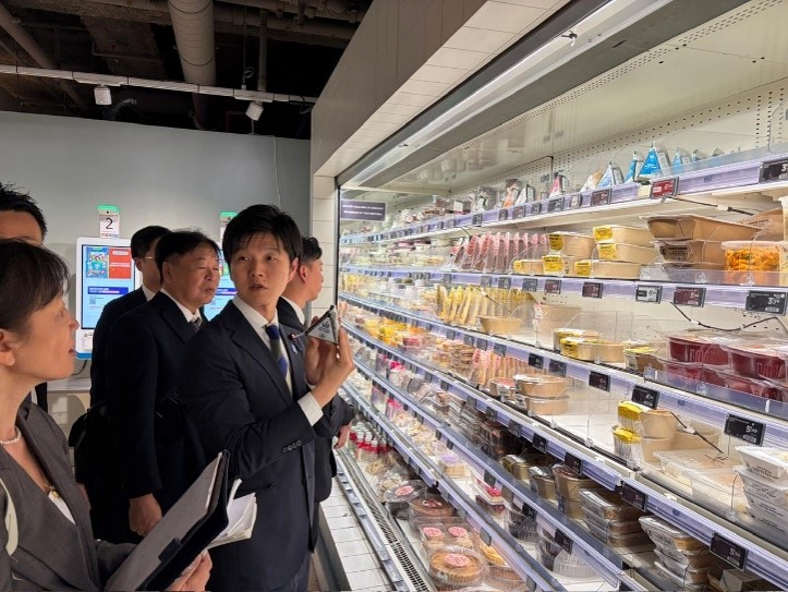 スーパー店舗内を視察される鈴木大臣