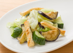  夏野菜の浅漬けと油揚げのサッと炒め