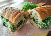 わさび菜とツナのサンドイッチ