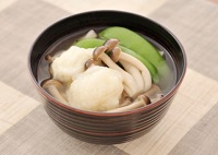 ぶなしめじと山芋だんごのお吸い物