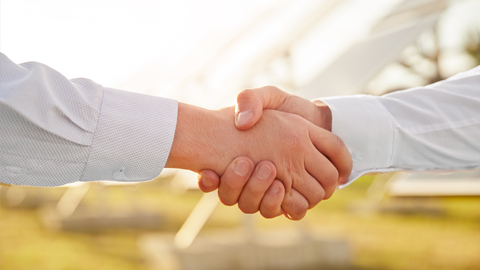 握手をする写真