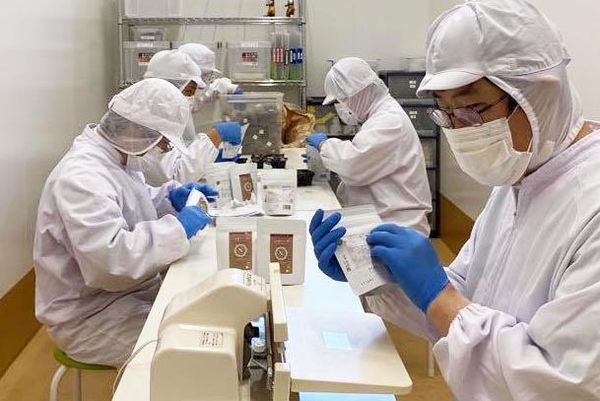 茶葉を包装している様子