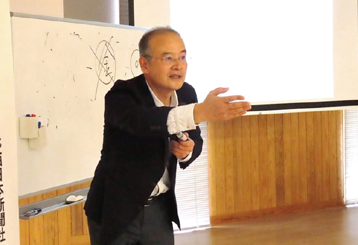 講演をする佐藤氏