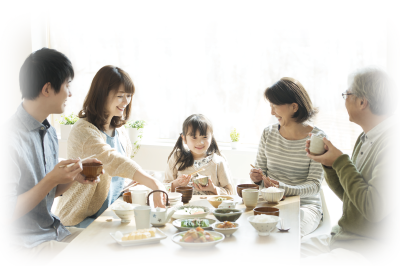 3世代家族が食卓を囲んでいるイメージ画像。