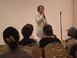 挨拶する太田監督