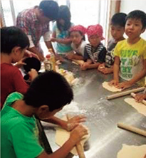 地元の料理である沖縄そばを手作り。こねる作業は子供たちから楽しいと評判。