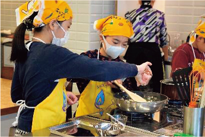 子供たち同士で協力しながら、真剣な眼差しで調理をする。