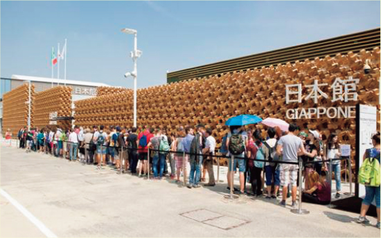 行列の絶えない日本館