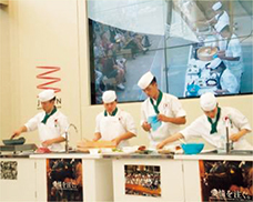 三重県立相可(おうか)高等学校の生徒による「にぎりずし」の実演