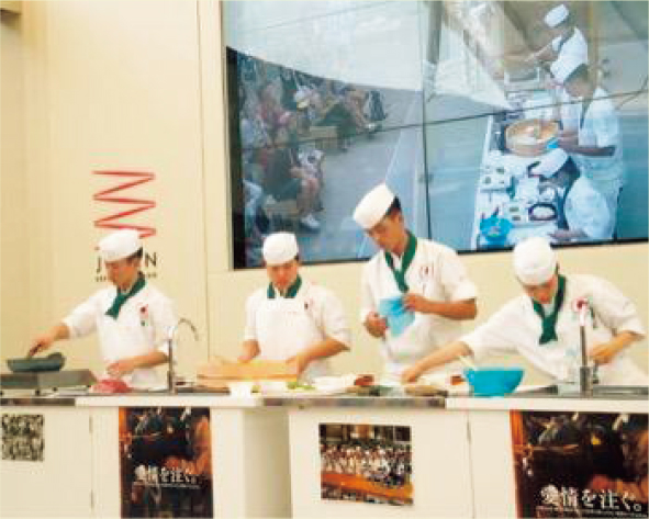 三重県立相可高等学校の生徒による「にぎりずし」の実演