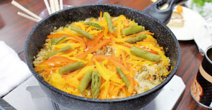 学生が考案したサバ缶パエリア（写真）