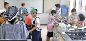 子供会での料理教室の様子（写真）