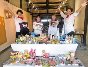 「もったいないスーパー」に取り組む学生たちと陳列された食品（写真）