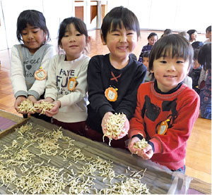 収穫した大根から、切干大根づくりを体験（写真2）