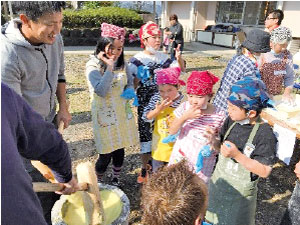 「ねったぼ」を味わう子供たち（写真）
