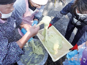 高齢者の指導による「ねったぼ」作り（写真1）