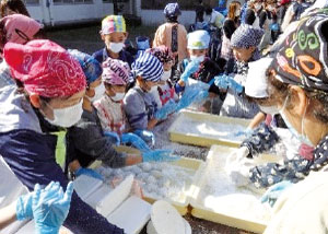 高齢者の指導による「ねったぼ」作り（写真2）