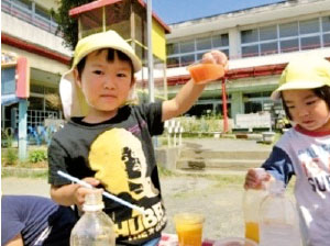 色水でみかんジュース作り（写真）
