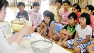 保育所における食育活動（食に関する体験）（写真）
