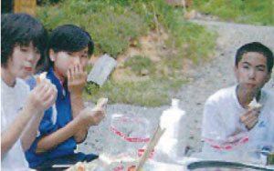 調理し、皆で「いただきます」（写真）