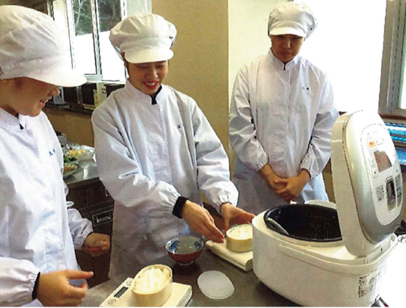 弁当箱に詰めたごはんの重量を量る参加者