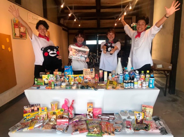 「もったいないスーパー」に取り組む学生たちと陳列された食品