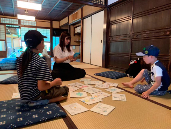 「食ロスかるた」で遊びながら食品ロスについて学ぶ子供たち