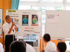 グループワークで発表する生徒