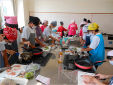 「朝食作り」を行う生徒