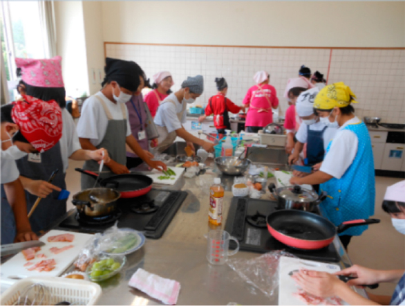「朝食作り」を行う生徒