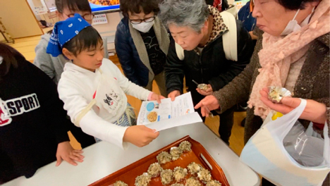 「おさかな大すきレシピ」を地域の方へ配布している様子