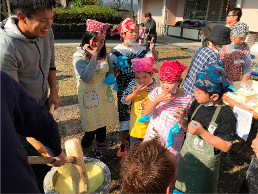 「ねったぼ」を味わう子供たち