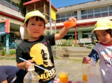 色水でみかんジュース作り